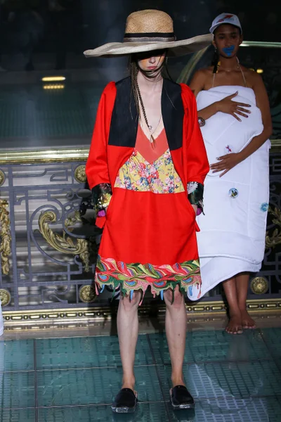 Look 10